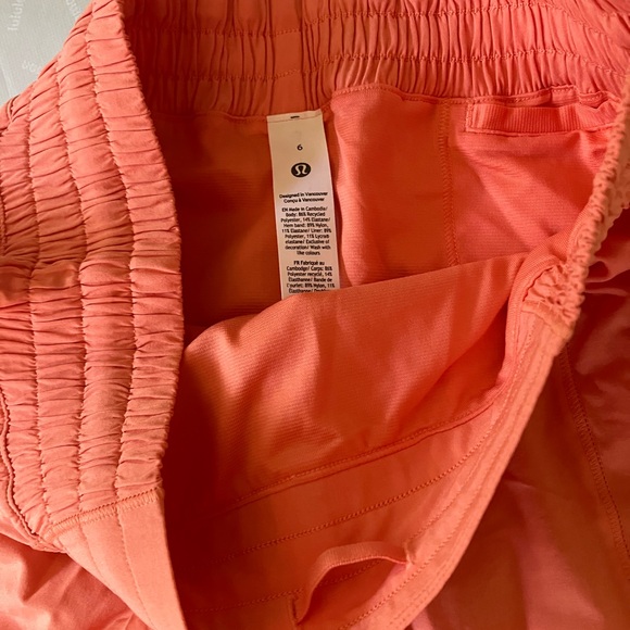 NWT Lululemon Hotty Hot High Rise Shorts 4", Sz 6, Coral Kiss - Picture 3 of 4
